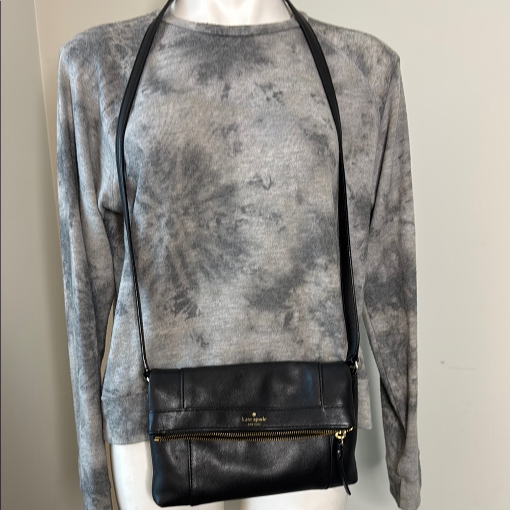 L’association Kate Spade Black Leather Fold Over Crossbody Purse EUC